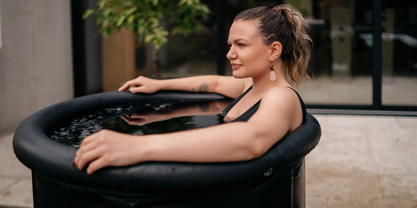 Femme faisant une immersion dans un bain froid Ice Boost