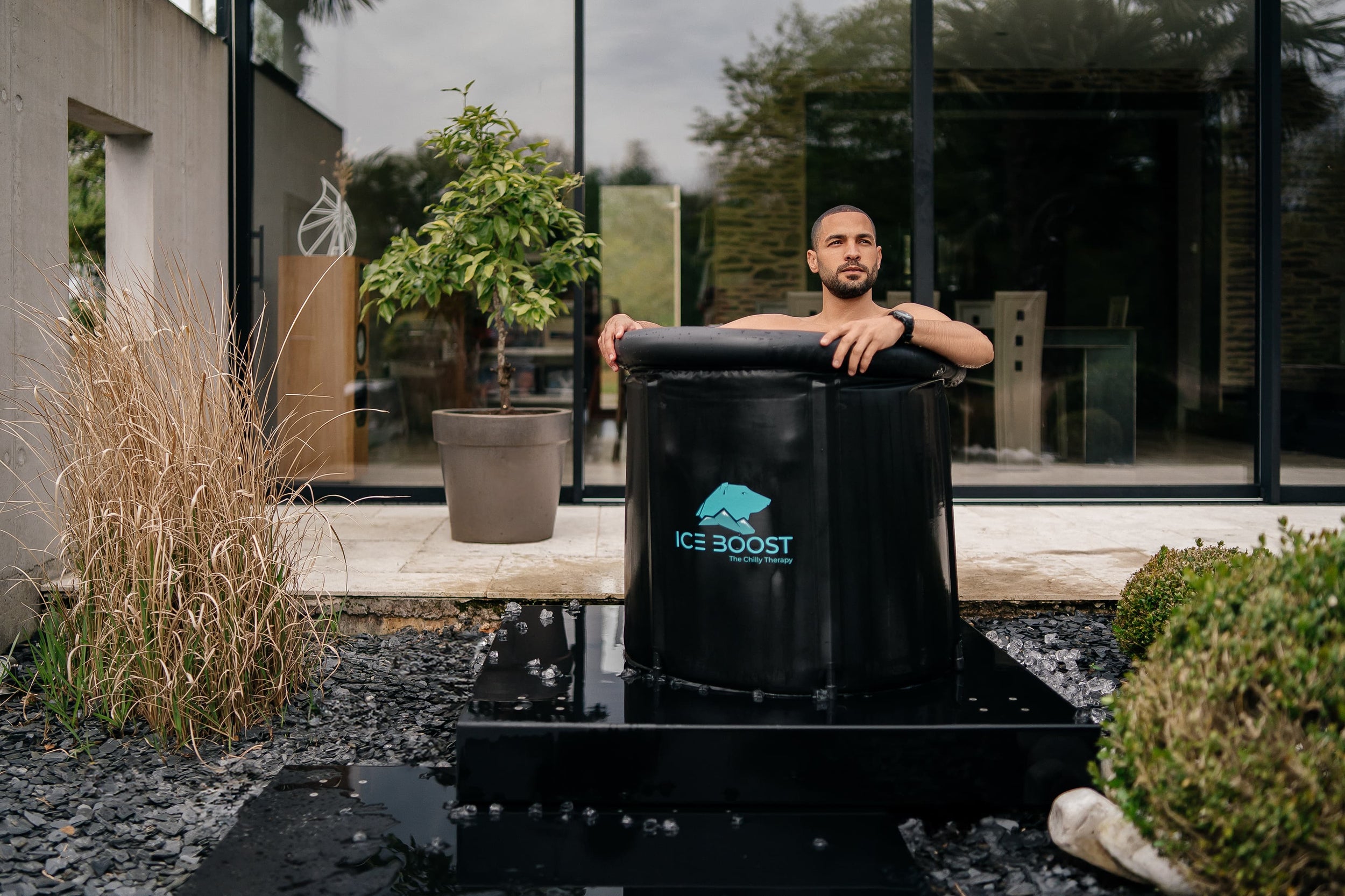 Bannière web site Ice Boost avec un homme posant dans le bain froid portable Avanto