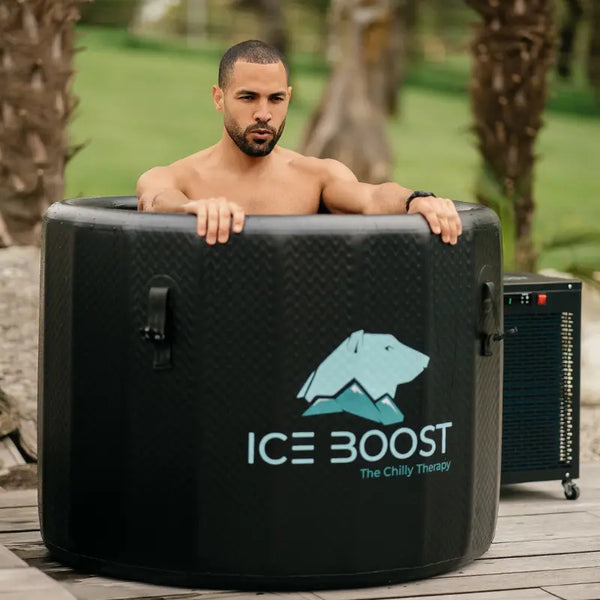 Homme posant dans un bain froid Sedna Pro pour optimiser sa récupération physique et mentale