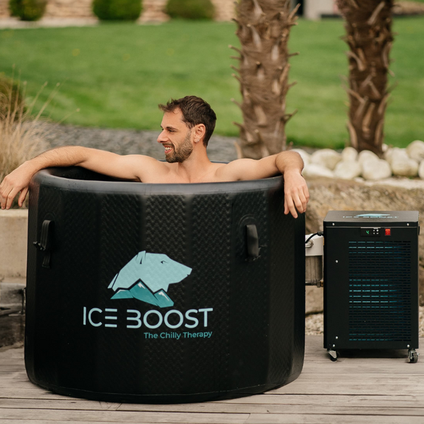 Homme posant dans un bain froid Sedna Pro pour optimiser sa récupération physique et mentale