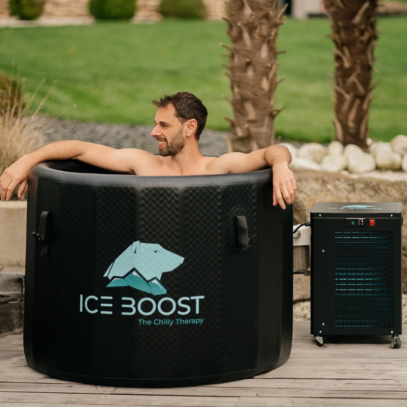 Homme posant dans un bain froid Sedna Pro pour optimiser sa récupération physique et mentale