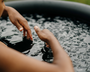 Immersion dans un bain froid Ice Boost avec des glaçons