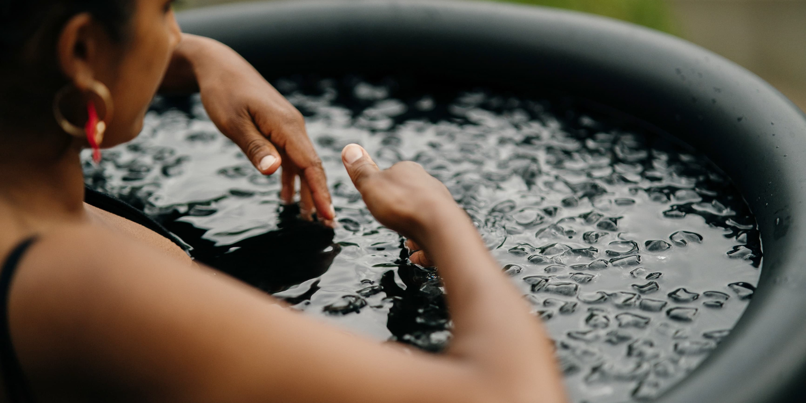 Immersion dans un bain froid Ice Boost avec des glaçons