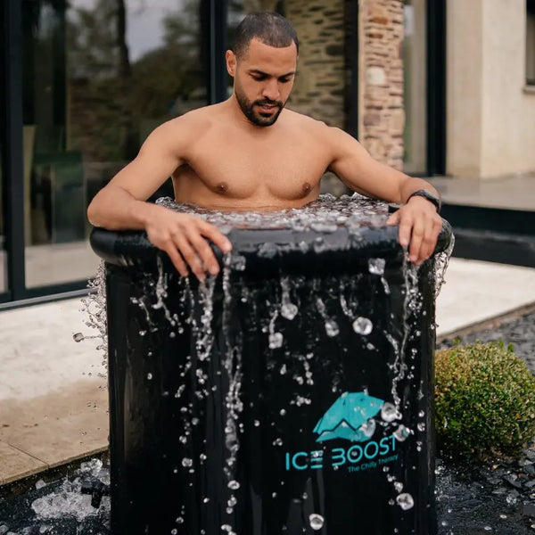 Homme posant dans un bain froid portable Avanto d'ICE BOOST® pour optimiser sa récupération physique et mentale