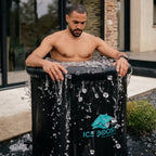 Homme posant dans un bain froid portable Avanto d'ICE BOOST® pour optimiser sa récupération physique et mentale