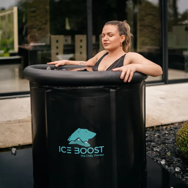 Femme posant dans un bain froid portable Avanto d'ICE BOOST® pour optimiser sa récupération physique et mentale
