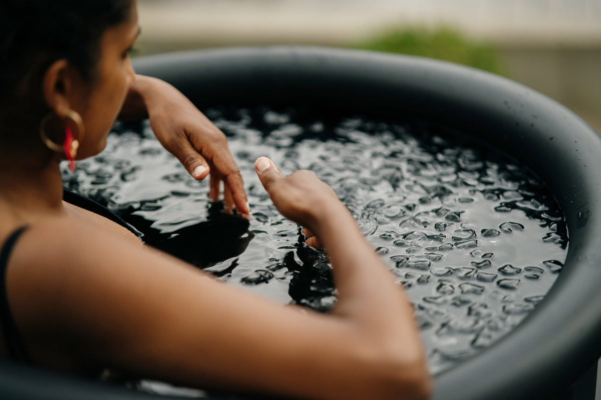 femme relax dans un bain froid portable
