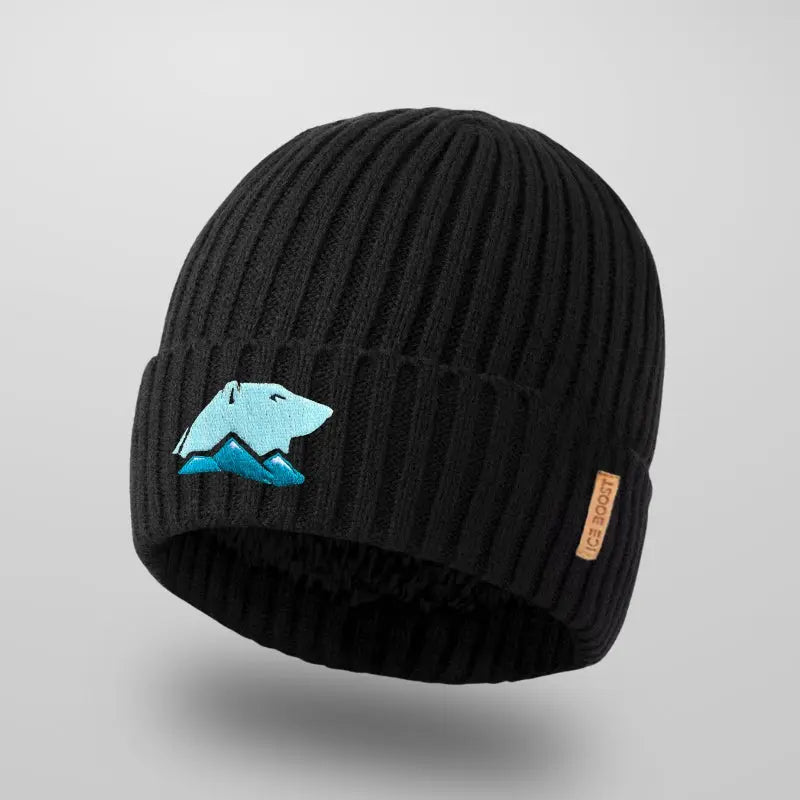 bonnet en acrylique noire avec doublure polaire. Au milieu sur la face avant , broderie d'un ours polaire bleu et sur le côté droit,  étiquette mentionnant le nom de la marque Ice Boost