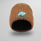 bonnet en acrylique marron avec doublure polaire. Au milieu sur la face avant , broderie d'un ours polaire bleu et sur le côté droit,  étiquette mentionnant le nom de la marque Ice Boost