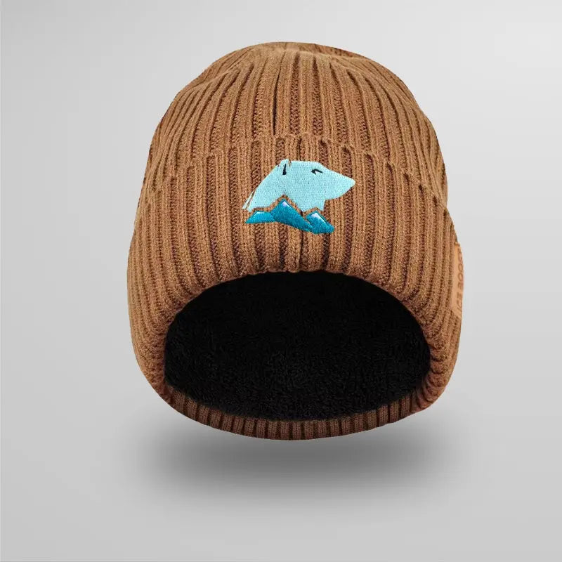bonnet en acrylique marron avec doublure polaire. Au milieu sur la face avant , broderie d'un ours polaire bleu et sur le côté droit,  étiquette mentionnant le nom de la marque Ice Boost