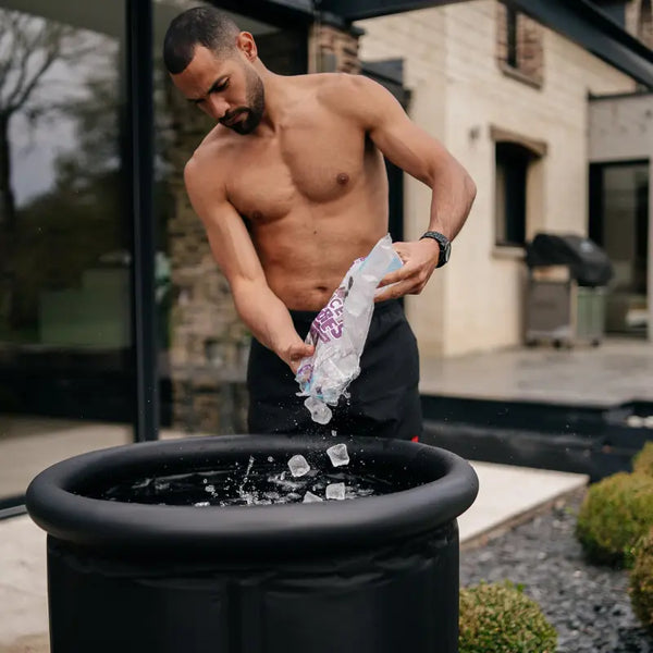 Homme qui met des glaçons dans le bain froid Avanto d'Ice Boost pour refroidir la température du bain 