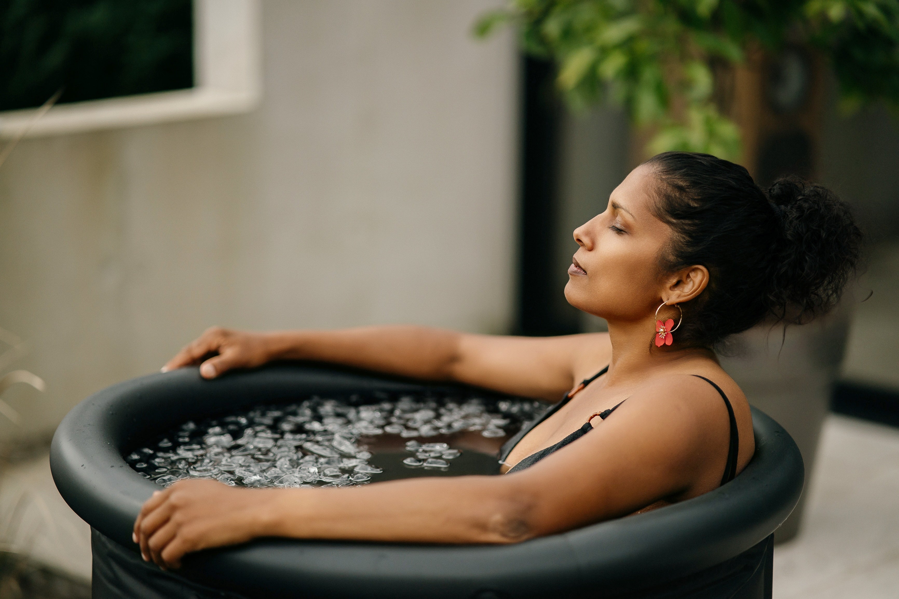 Immersion d'une femme dans un bain froid Ice Boost au cours d'un séminaire d'entreprise sur la préparation mentale
