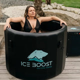 Femme posant dans un bain froid Sedna pro pour optimiser sa récupération physique et mentale