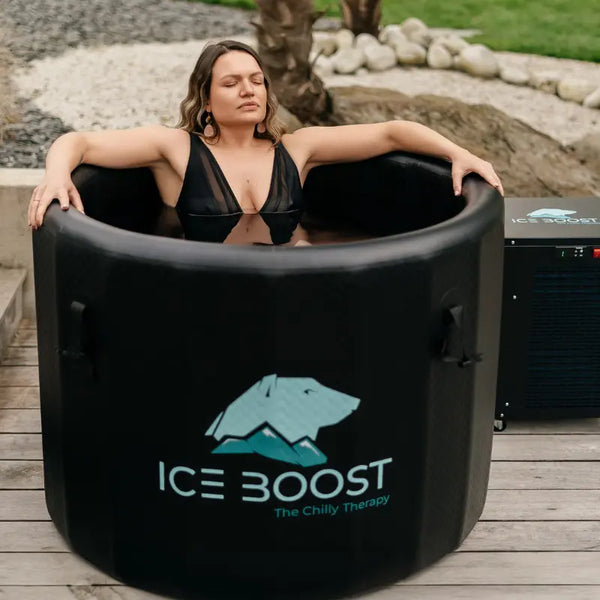 Femme posant dans un bain froid Sedna pro pour optimiser sa récupération physique et mentale