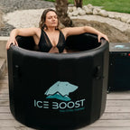 Femme posant dans un bain froid Sedna pro pour optimiser sa récupération physique et mentale