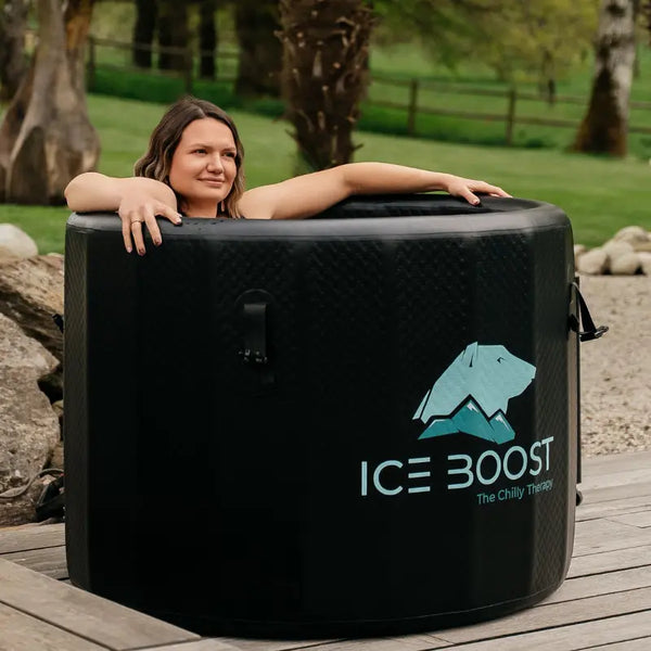 Femme posant dans un bain froid Sedna d'ICE BOOST® pour optimiser sa récupération physique et mentale