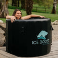 Femme posant dans un bain froid Sedna d'ICE BOOST® pour optimiser sa récupération physique et mentale
