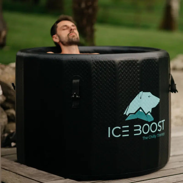 Homme posant dans un bain froid Sedna d'ICE BOOST® pour optimiser sa récupération physique et mentale