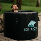 Homme posant dans un bain froid Sedna d'ICE BOOST® pour optimiser sa récupération physique et mentale