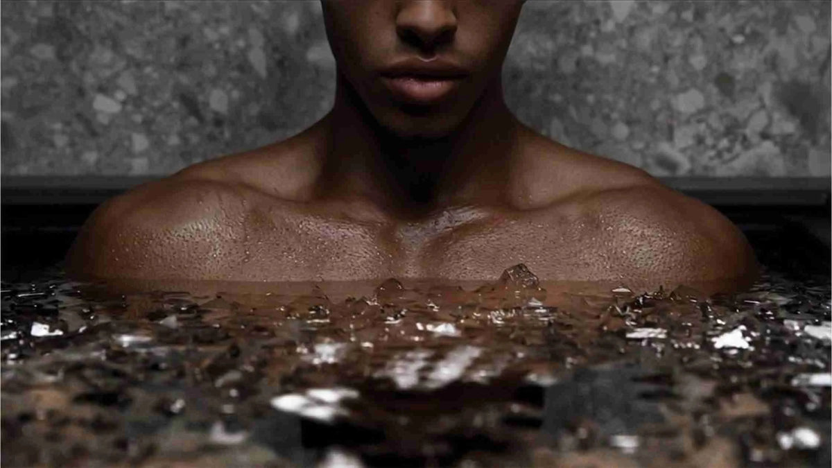 homme dans un bain froid avec glacons