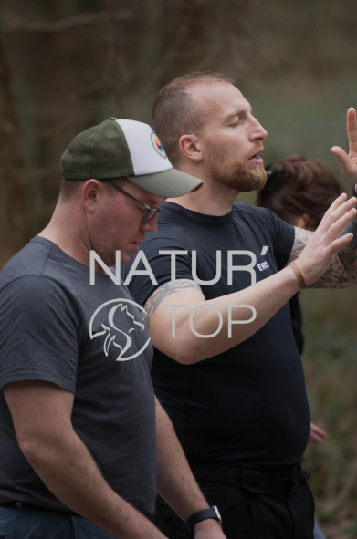 hommes dans la foret avec logo naturotop