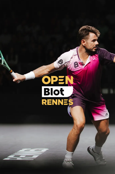 homme faisant du tennis avec logo open blot rennes