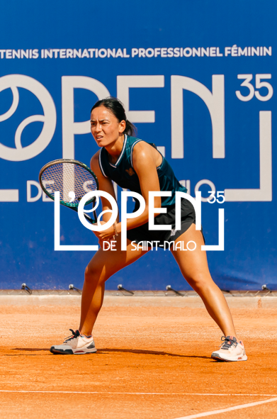 femme faisant du tennis à l'open de saint malo