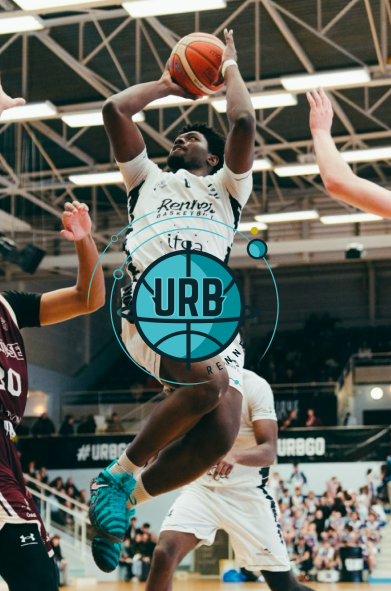 homme basketteur en train de faire un dunk, match de basketball avec logo urb